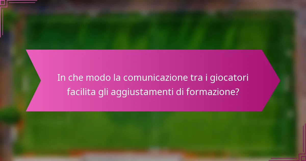 In che modo la comunicazione tra i giocatori facilita gli aggiustamenti di formazione?